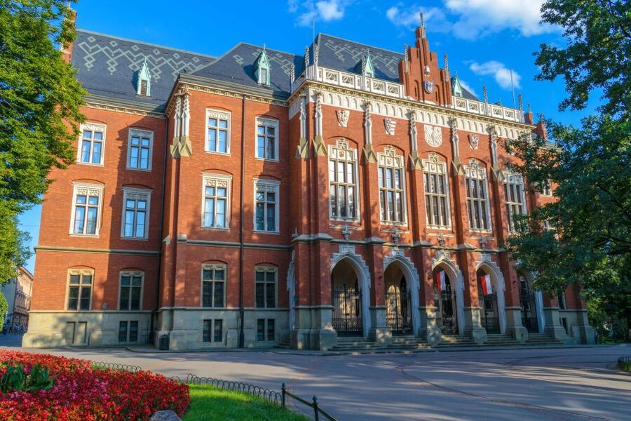 Krakow: Old Town Guided Walking Tour - The coffee break is timed for humans, not only schedules