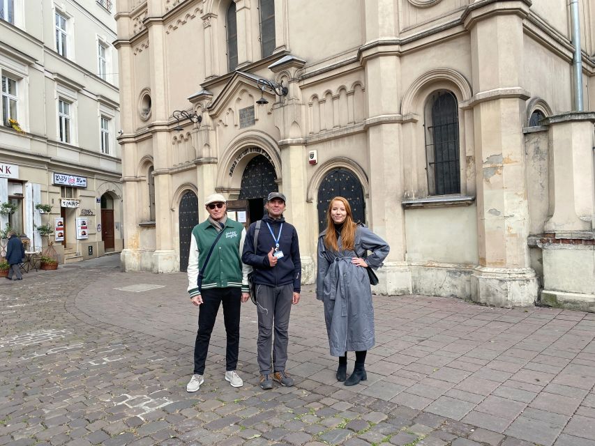 Krakow: Old Town Highlights Walking Tour - Guides, languages, and the small-group feel