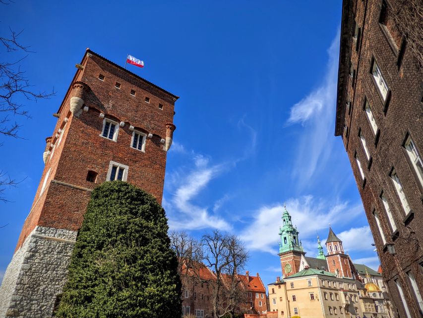 Kraków: Old Town & Wawel Castle Walking Tour in English - Why Kraków Old Town and Wawel Feel Like One Story