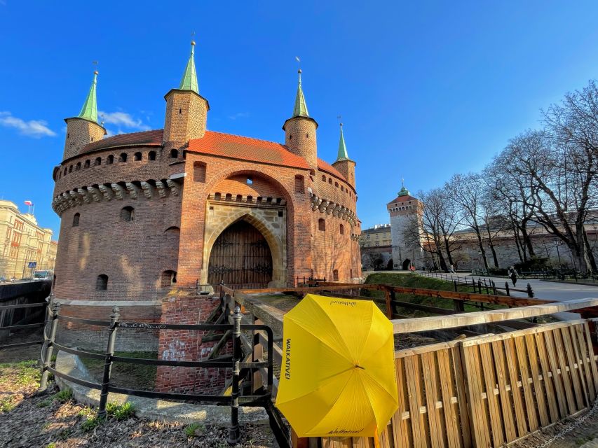 Kraków: Old Town & Wawel Castle Walking Tour in English - Meeting at the Barbican, and How the 150 Minutes Usually Moves