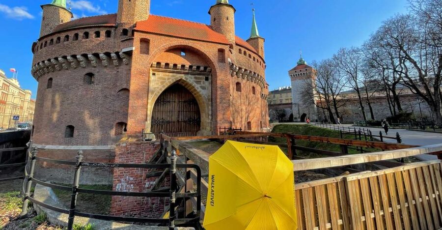 Kraków: Old Town & Wawel Castle Walking Tour in English - Main Market Square and Cloth Hall: Where the Money Happened