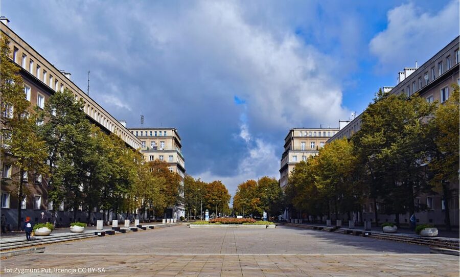 Krakow: Private Nowa Huta Adventure Tour in Communist Cars - What Makes the Guiding Style Work