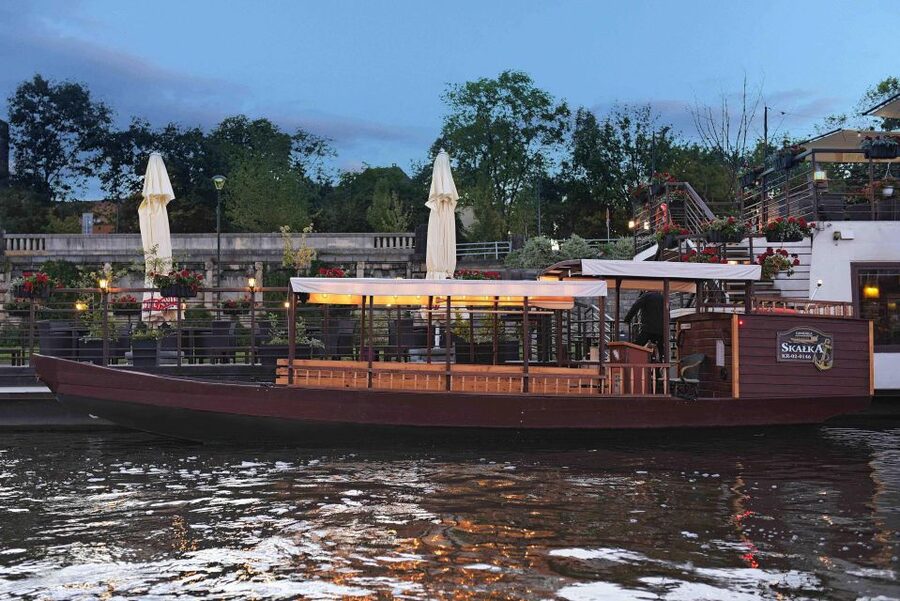 Krakow: Private Traditional Gondola Cruise - A wooden gondola on the Vistula, made for small groups