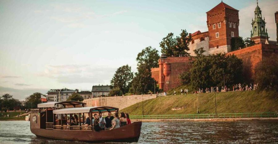 Krakow: Private Traditional Gondola Cruise - Kazimierz from the water: a different side of Krakow