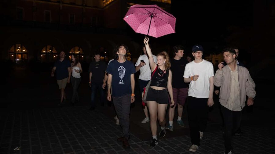 Krakow: Pub Crawl 1H Open Bar, VIP Entry & Welcome Shots - Where the Night Starts: Adam’s Statue and the Pink Umbrella