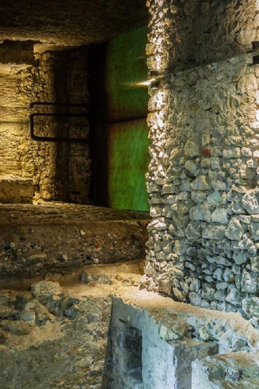 Krakow's Rynek Underground Museum Tour with Ticket and Guide - Walking Back Up: St. Mary’s Basilica and Cloth Hall Look Different