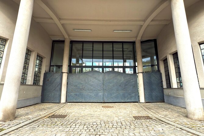 Krakow: Schindler's Factory & Ghetto Guided Tour - Guides, microphones, and group size: what makes or breaks the experience