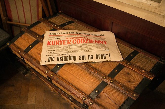 Krakow Schindler's Factory Guided Tour with Admission Ticket - Locker, warmth, and what to wear