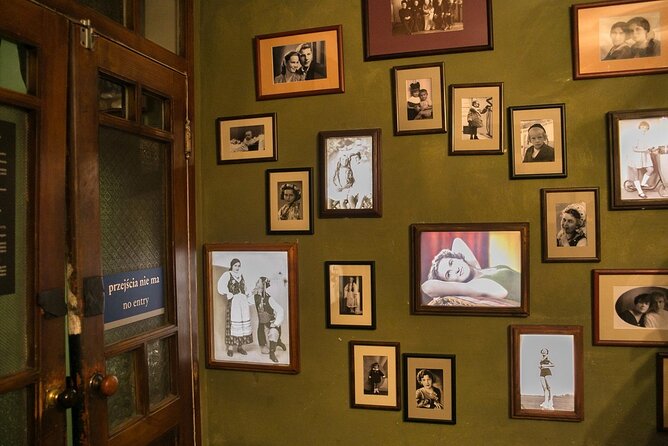 Krakow: Schindler's Factory Small-Group Guided Tour - The 1 hour 30 minute small-group format (and why it matters)