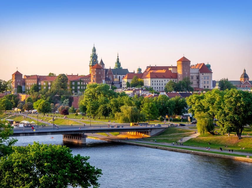 Krakow: Sightseeing Cruise on the Vistula River - Weather and comfort: sailing in rain without losing the view
