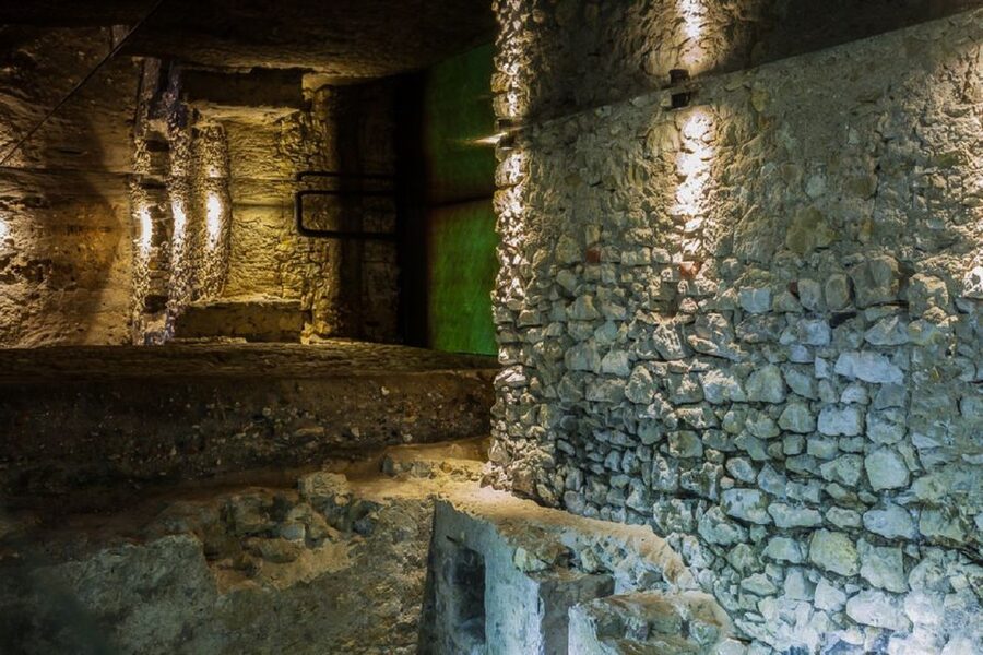 Krakow: Skip-the-Line Rynek Underground Museum Guided Tour - The guide experience: live interpretation in six languages