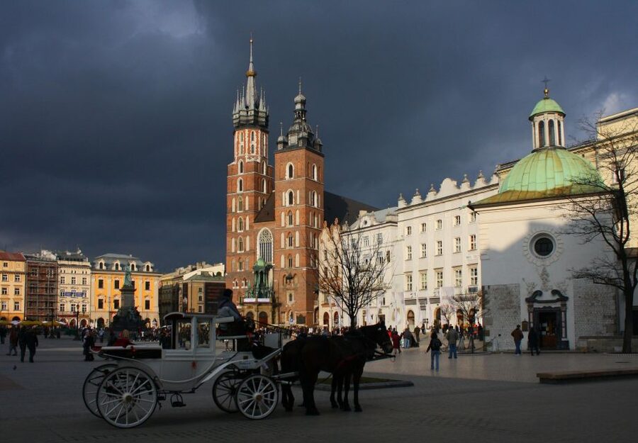Krakow: Skip-the-Line Wawel Castle & Old Town Guided Tour - Planty Park: the green belt built on old walls