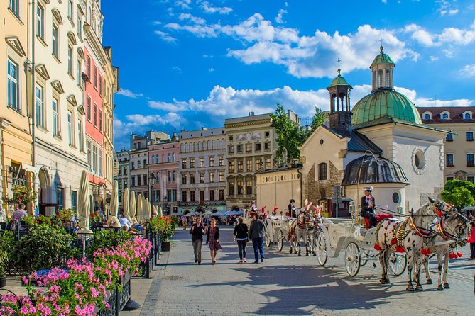 Krakow: Skip-the-Line Wawel Castle & Old Town Guided Tour - Entering the Royal State Rooms: the interior payoff