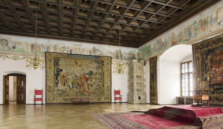Krakow: Skip-the-Line Wawel Castle & Old Town Guided Tour - St. Mary’s Basilica and what to notice from the outside