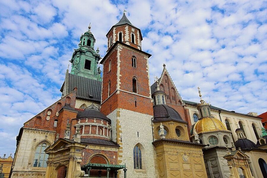 Krakow: Skip-the-Line Wawel Castle & Old Town Guided Tour - Cloth Hall: where medieval trade becomes real