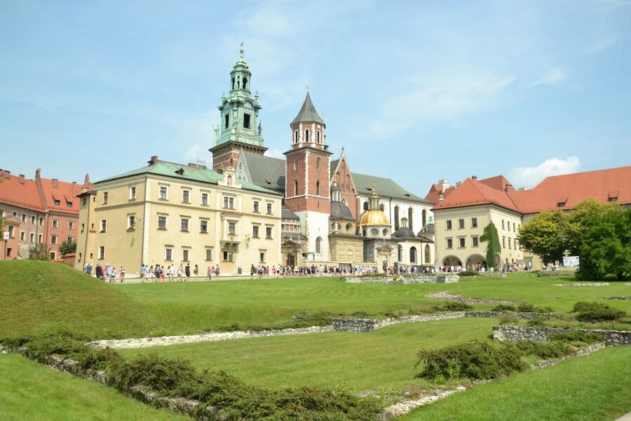 Krakow: The Old Town Walking Tour - Meeting at St. Mary’s Basilica and Finding Your Guide Fast
