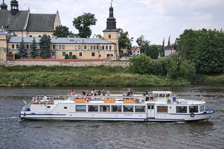 Krakow: Vistula River Panoramic Boat Tour ️ - Price and timing: why $16 can be a smart use of time