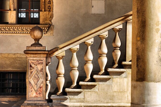 Krakow: Wawel Castle & Cathedral Guided Tour - Wawel Cathedral: Coronations, Chapels, Crypts, and the Sigismund Bell