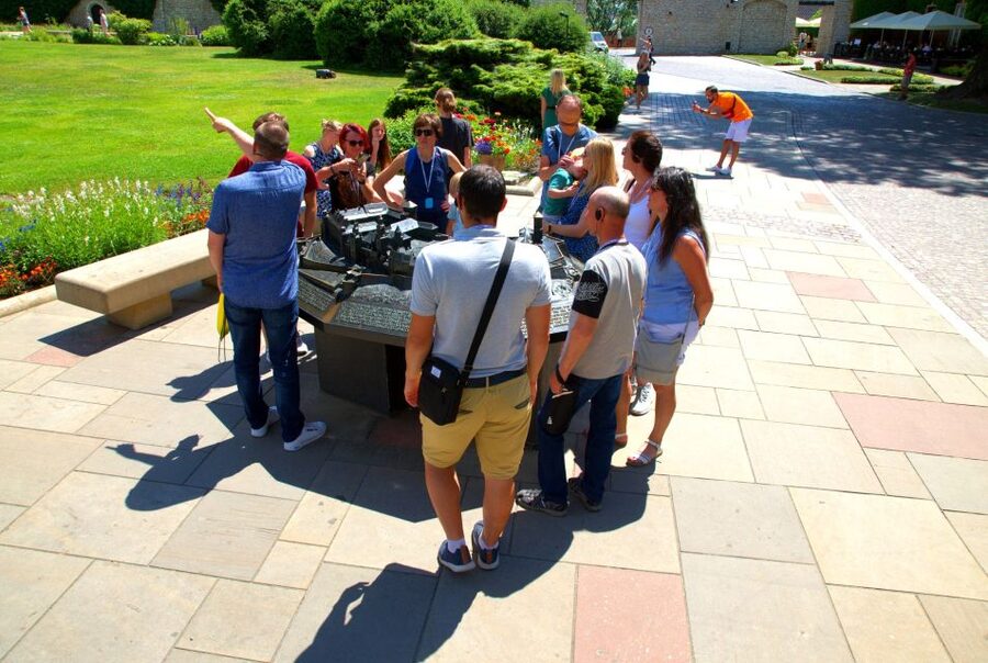 Krakow: Wawel Castle Guided Tour with Entry Tickets - Finding Kanonicza 25 and getting your bearings fast
