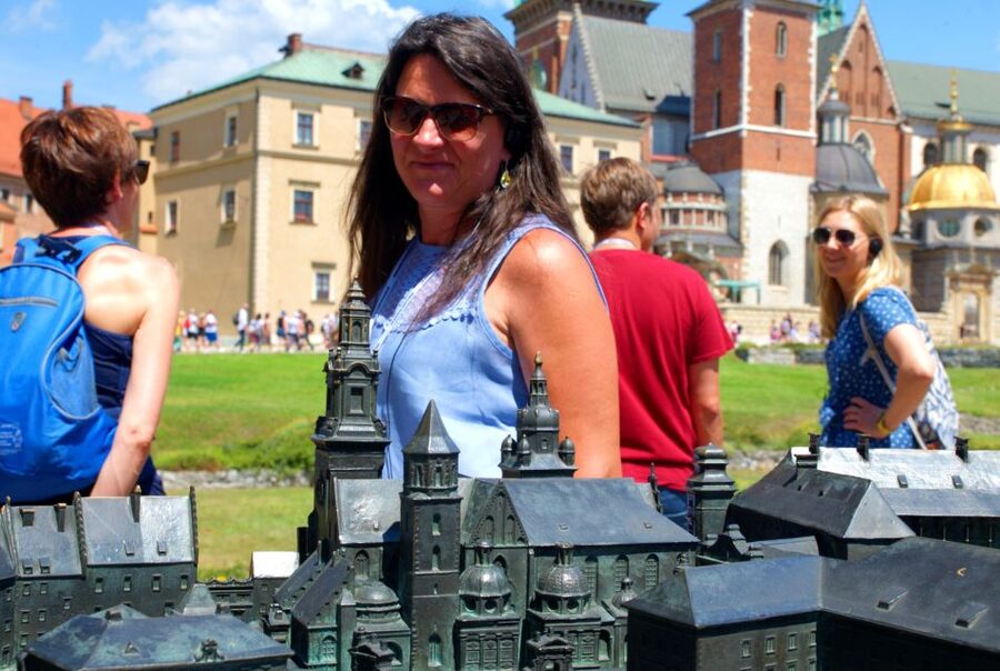 Krakow: Wawel Castle Guided Tour with Entry Tickets - Inside Wawel Royal Castle: how the guide makes the building readable