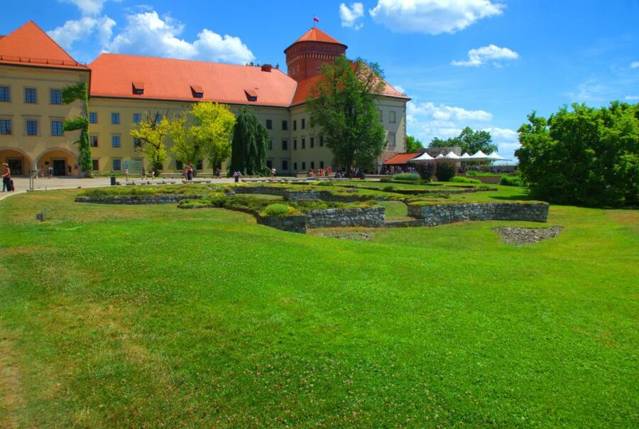 Krakow: Wawel Castle Guided Tour with Entry Tickets - What you may see in royal private apartments and art rooms