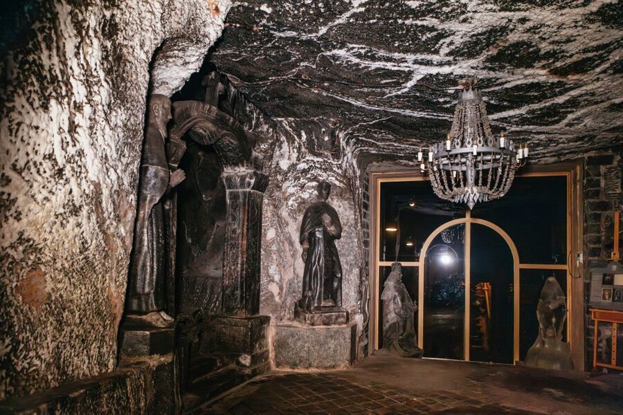 Krakow: Wieliczka Salt Mine Tour with Entry Ticket - Your timing on the ground: steps, first underground floor, and the lift out