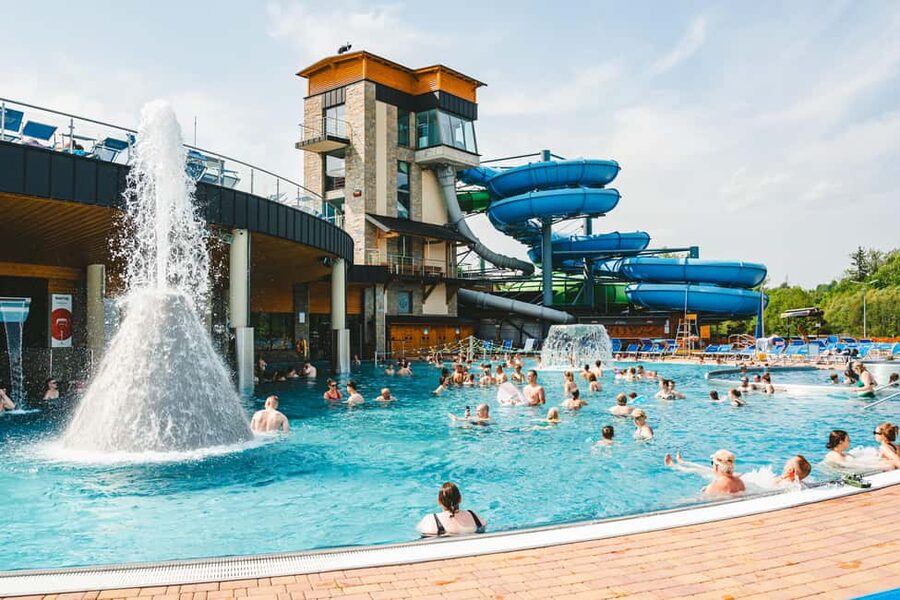 Krakow: Zakopane One Day Trip with Funicular & Thermal Pools - The traditional mountain hut stop, where the flavors set the tone