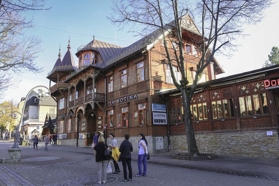 Kraków: Zakopane Tour, Cable Car & Thermal Baths - Krupówkí Street Promenade: Shopping, Snacks, and the Heart of Zakopane