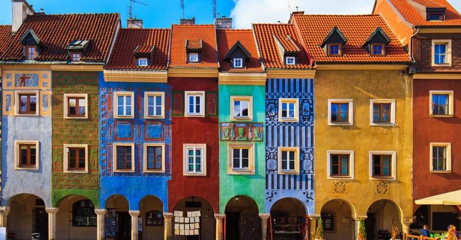 Old Town Poznan: Guided Walking Tour in English - Old Market Square and the Pranger: history you can stand in