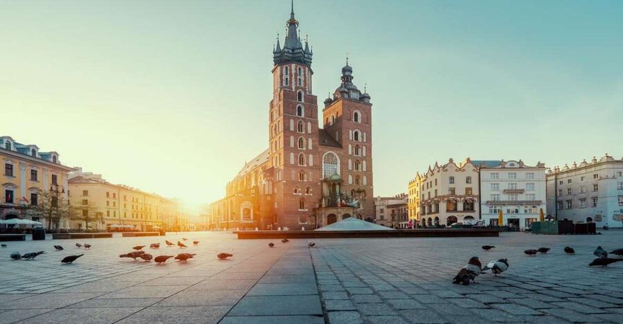 Private Krakow Tour: St. Mary’s, Cloth Hall & More - St. Mary’s Basilica inside: the Veit Stoss altar moment