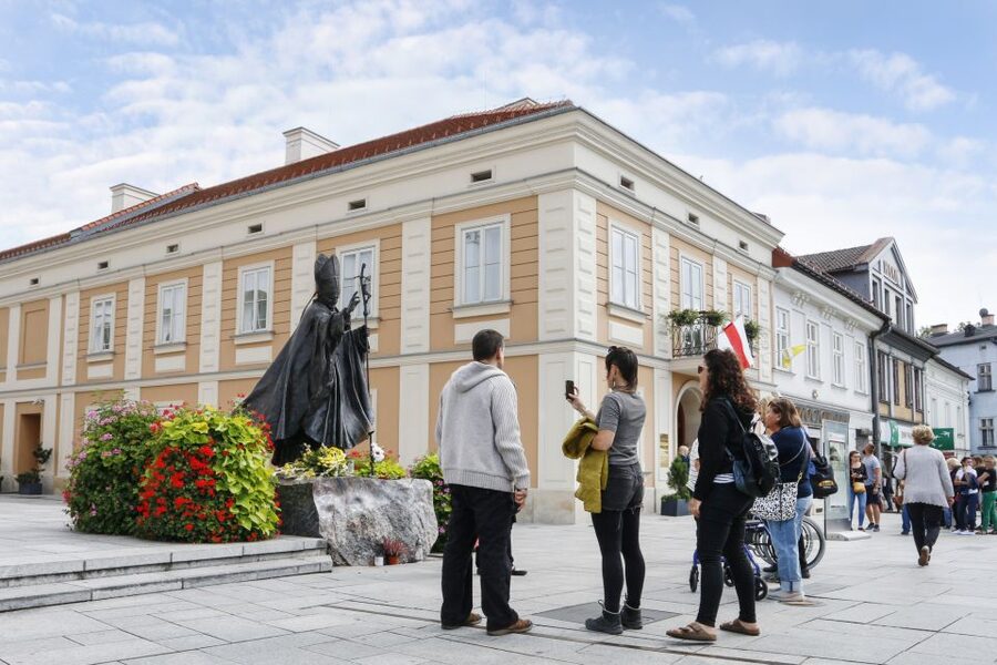 Private Trip to Wadowice: Home Town of John Paul II - Guide languages and how the day stays engaging