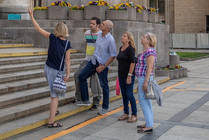 Private walking tour: all about Warsaw - Stop 2: The Royal Castle courtyard area, where royal life meets survival