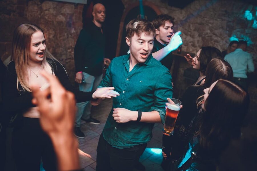 Pub Crawl - 1-hour Open Bar then Vip to 5 Clubs - Krakow - How the evening flows, from 9:30PM to a 3AM club finish