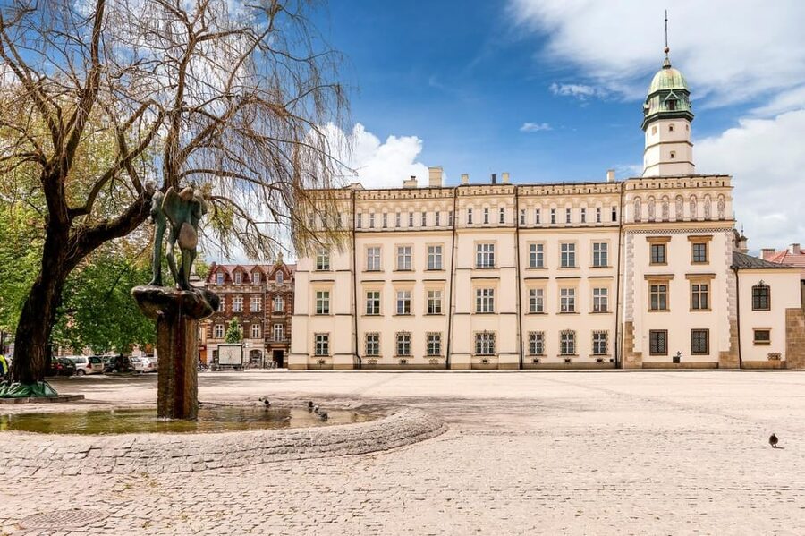 Schindler's Factory & Kazimierz Jewish Quarter Tour - Plac Nowy, the living contrast point