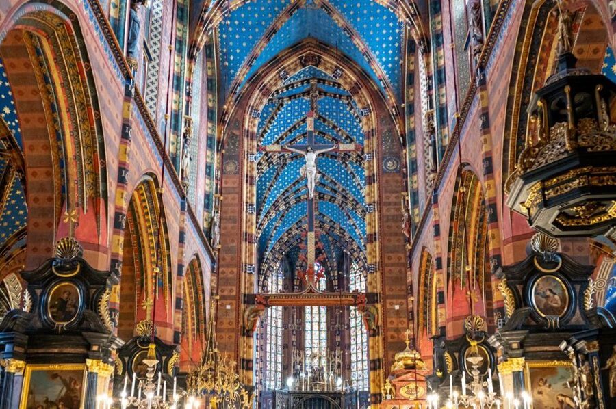 St. Mary's Basilica and more - a short walk with a guide - Inside St. Mary’s Basilica: Veit Stoss and the stories behind the chapels