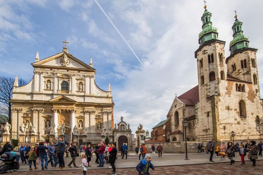 St. Mary's Basilica and more - a short walk with a guide - Jagiellonian University area and the narrow streets between big landmarks