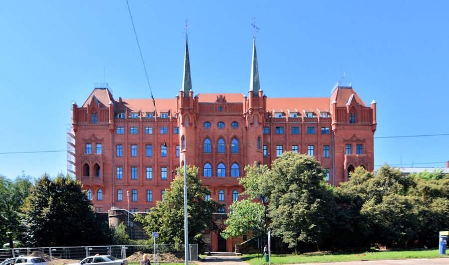 Szczecin: Medieval Old Town Private Walking Tour - Market Sienny Square and the Town Hall mood