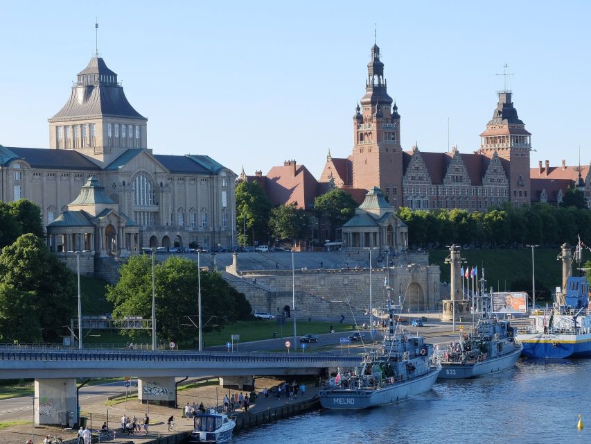 Szczecin: Old Town Highlights Private Walking Tour - The 2-hour medieval Old Town walk: quiet parks to gingerbread-colored houses