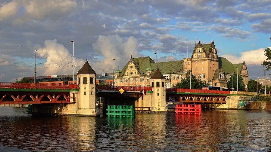 Szczecin: Old Town Highlights Private Walking Tour - The 3-hour option adds the West Oder views and the Pomeranian Dukes’ Castle courtyards