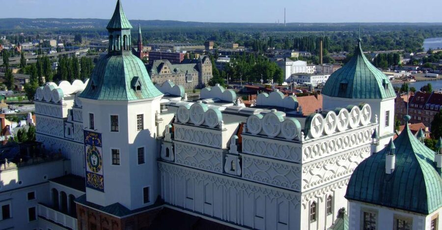 Szczecin: Old Town Highlights Private Walking Tour - The 4-hour tour adds the cathedral tower climb, Solidarity Square, and the Karlowicz Philharmonic