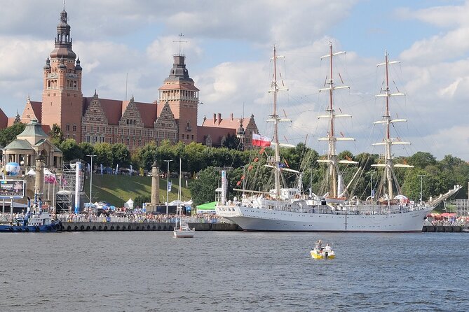 Szczecin Walking Tour: Explore Top Sights & Hidden Gems - Meeting at Kino Pionier, then getting your bearings fast