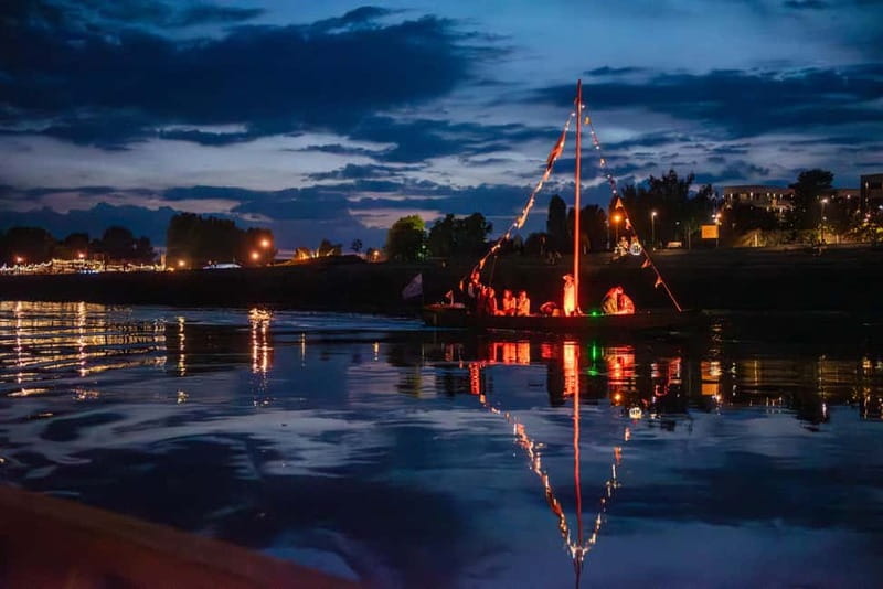 Toruń: Toruń at Night from a Boat on the Vistula - Traditional Wooden Boat, Small Group, Realistic Nature Vibes