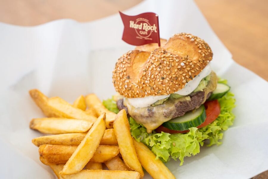 Warsaw: Breakfast at Hard Rock Cafe - Language and Host Support: Easy Communication in English and Polish