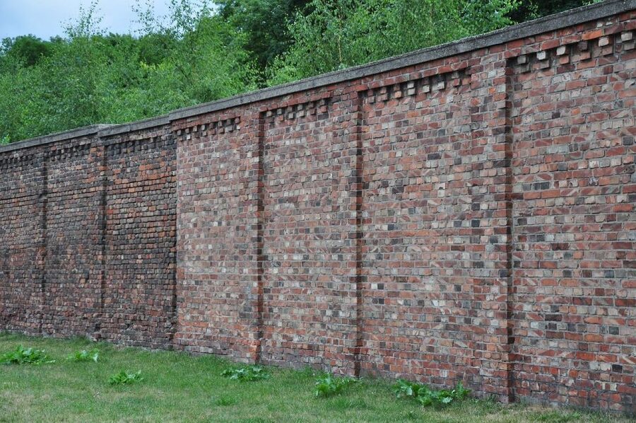 Warsaw Daily Jewish Ghetto Guided Tour with Jewish Cemetery - Moranow Ghetto streets: where the math of tragedy becomes real