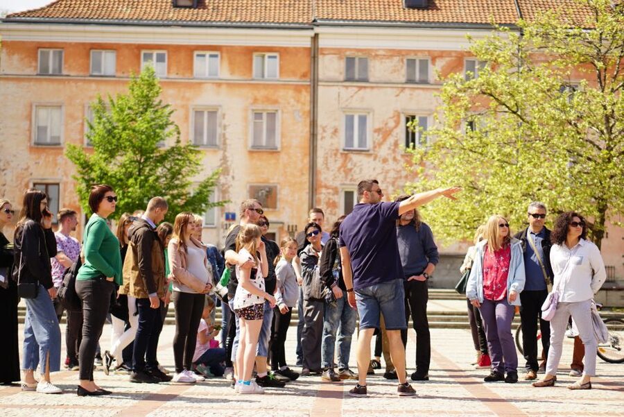 Warsaw: Highlights Guided Retro Bus Tour - Royal Park Łazienki Walk: Chopin, the Palace on the Isle, and a Thursday Tradition
