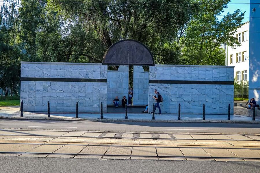 Warsaw: Jewish History Guided Walking Tour in English - Key moments that make this tour hit harder