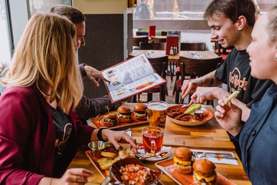 Warsaw: Lunch or dinner at Hard Rock Cafe with Skip-the-Line - How the reviews translate into your real expectations