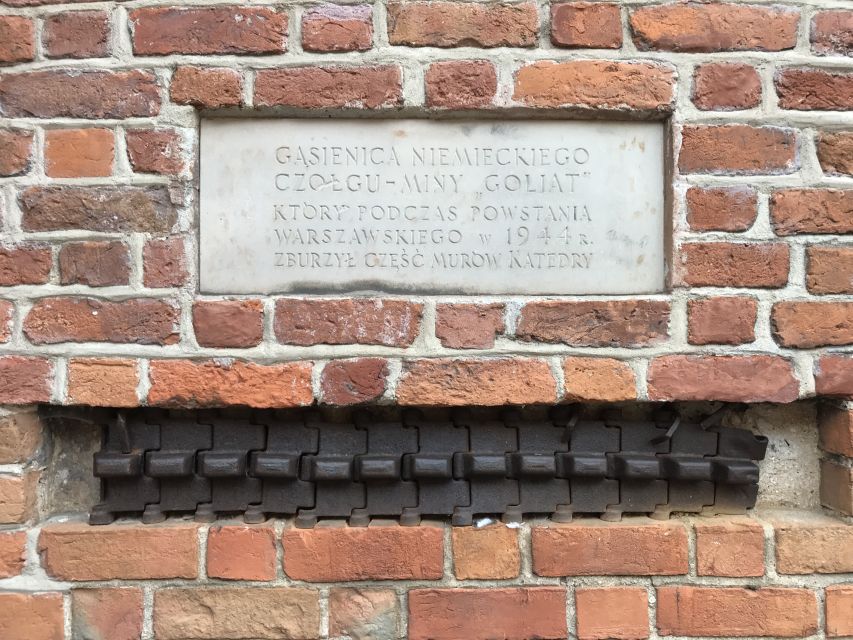 Warsaw: Old Town Guided Walking Tour - City wall remnants and the Barbican: survival as architecture