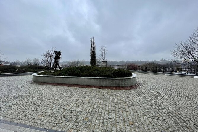 Warsaw's Old Town A Self-Guided Audio Tour - Jan Kiliński: a shoemaker who resisted and why statues matter