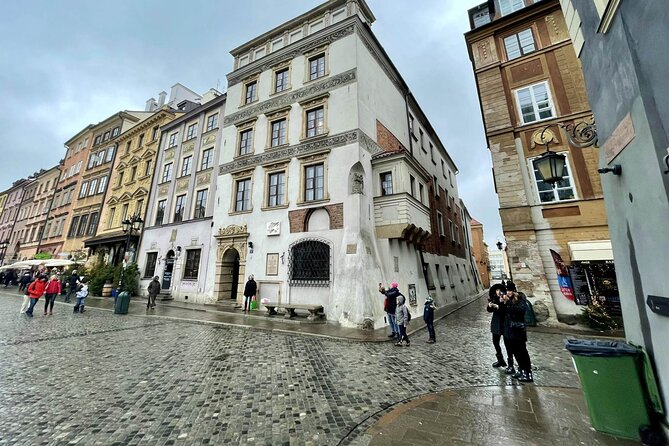 Warsaw's Old Town A Self-Guided Audio Tour - Mały Powstaniec: honoring child soldiers in the Warsaw fightbacks